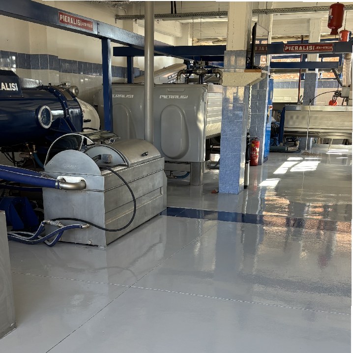 Duże, stalowe maszyny do ekstrakcji na zimno, używane do produkcji naszej najwyższej jakości oliwy extra virgin