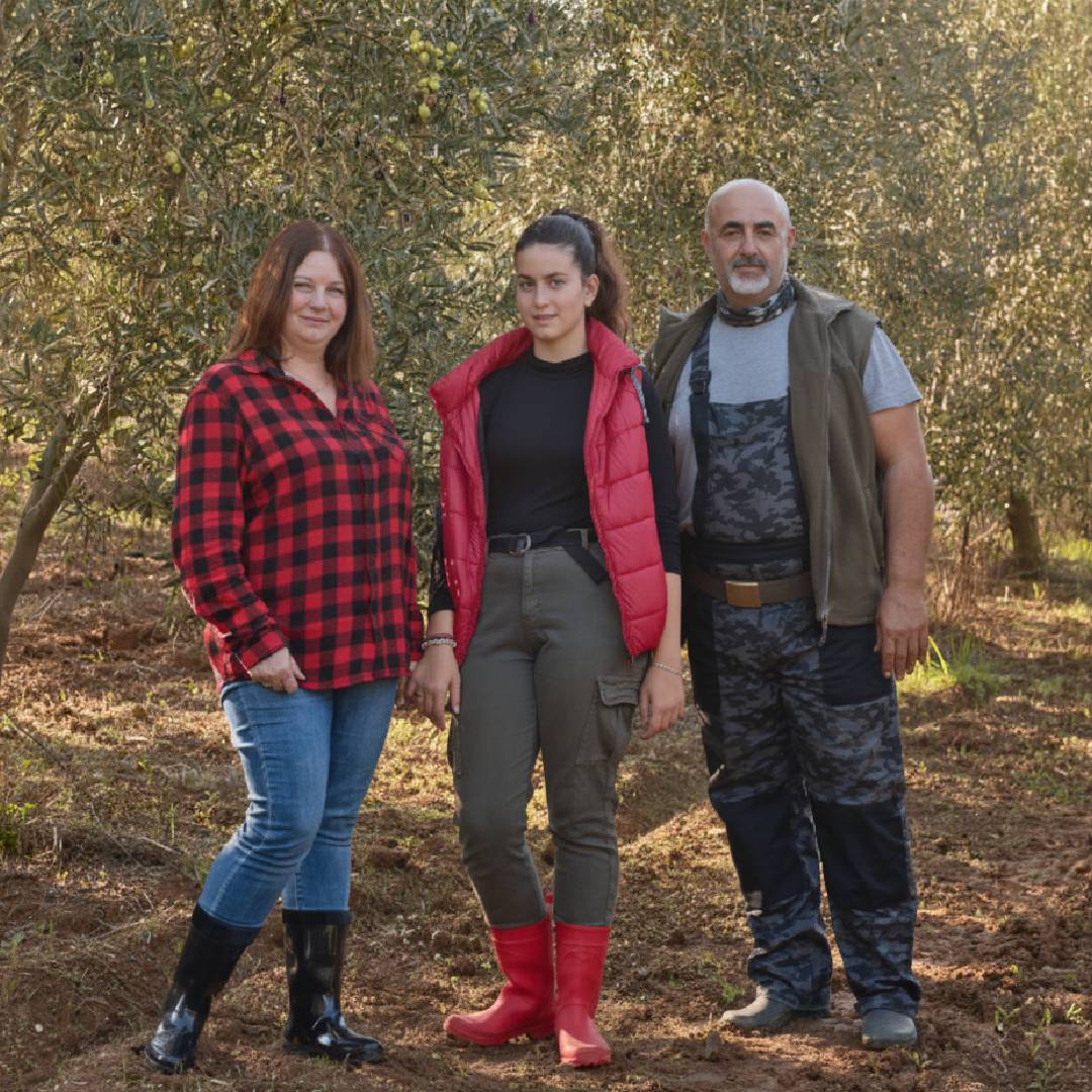 plantatorzy w greckim gaju, skąd pochodzi nasza Oliwa Extra Virgin.